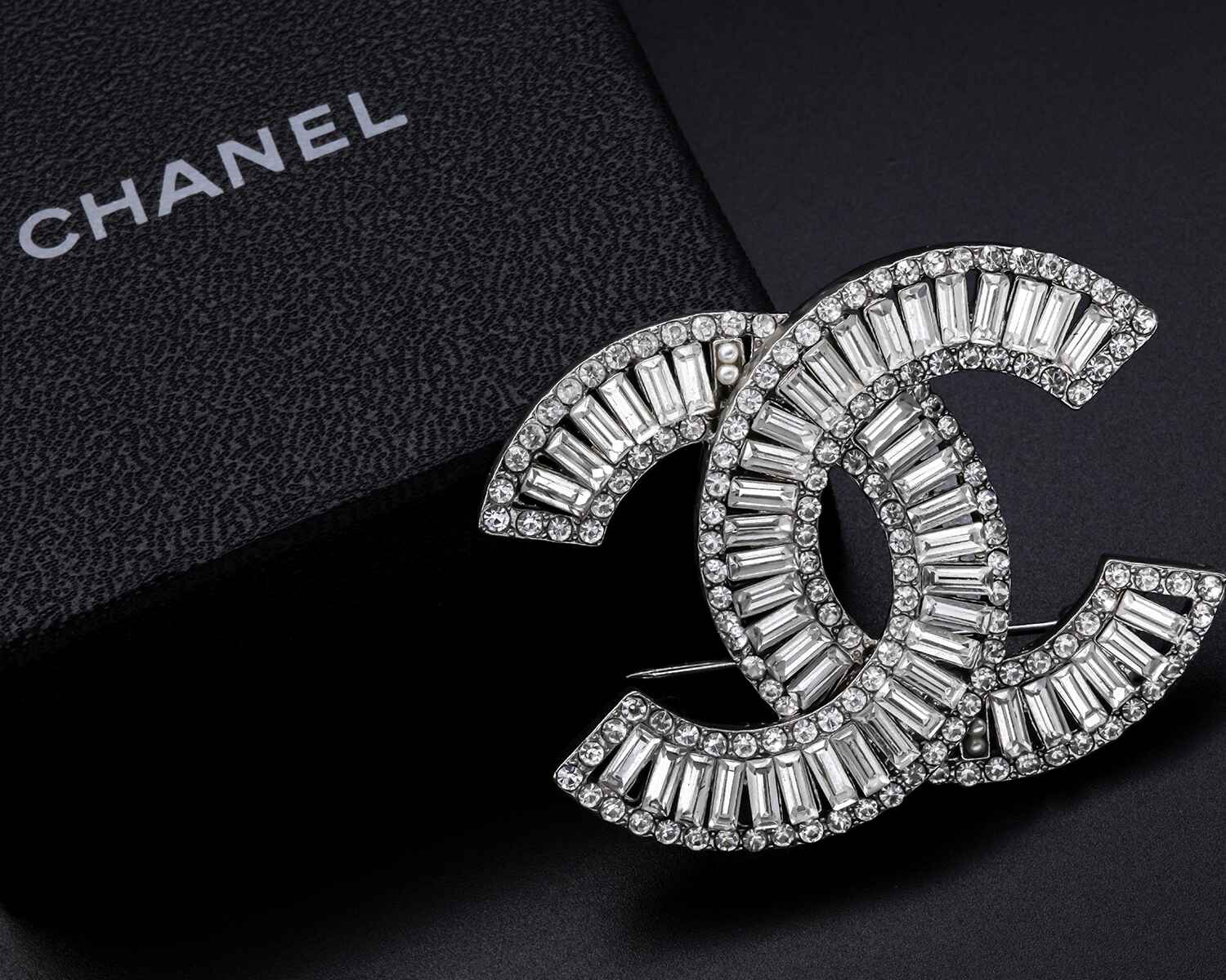 earrings-natural-lifestyle-jewelry-retouching-and-editing3-lux-jewelry-retouch